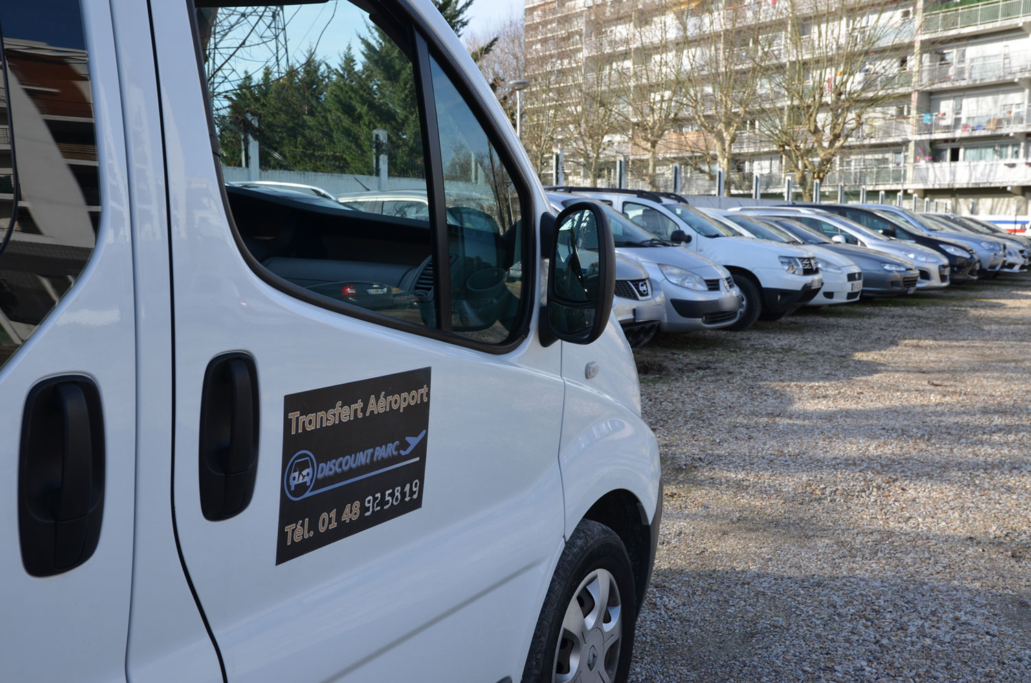 Navette et voitures stationnées à Discount Parc, parking Orly