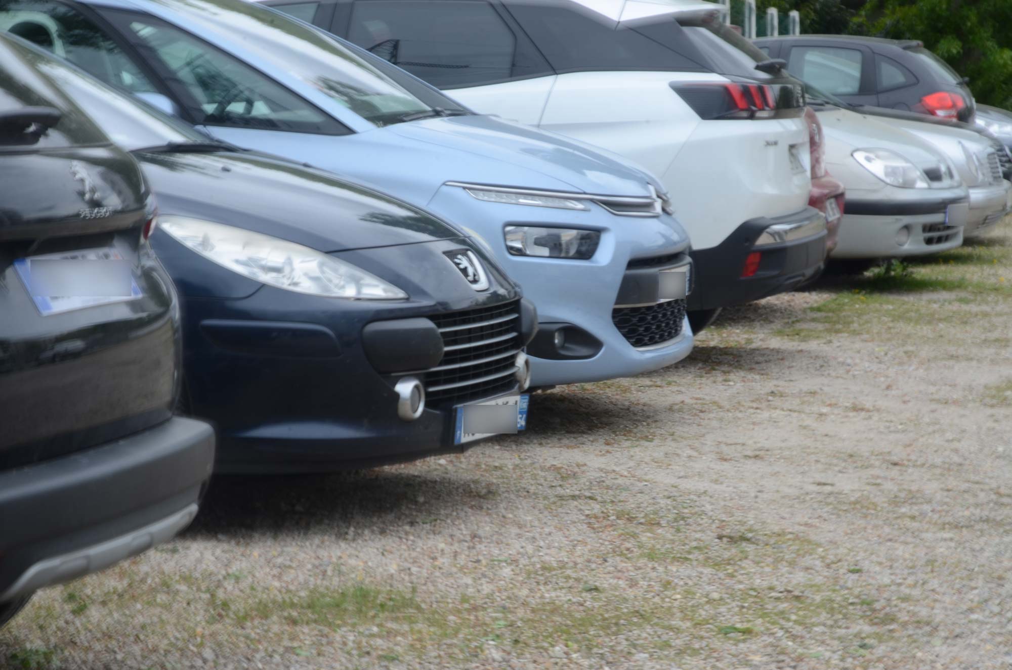 Alignement véhicules à Discount Parc, parking aéroport d'Orly