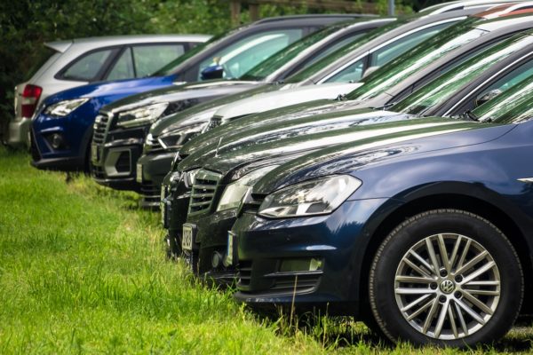 voitures stationnées parking inconnu